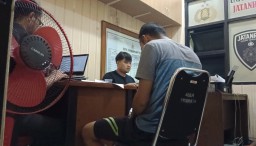 Pelaku pembunuhan berinisial H yang tega membunuh istrinya sendiri yang terlilit hutang akibat judi online saat di keterangan Satreskrim Polres Sumedang