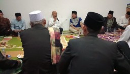 Ilham Habibie saat takziah ke kediaman Dony Ahmad Munir di Dusun Burujul, Kota Kulon, Kecamatan Sumedang Selatan. Rabu (11/9/2024). 