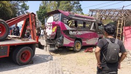 Proses evakuasi Mobil elf dengan cara di derek, yang menabrak warung di Hegarmanah, Kecamatan Jatinangor, kabupaten Sumedang. 

