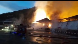 Gudang kapas di pabrik PT Kewalram kebakaran yang terjadi pada pukul 02.00 WIB. di Desa Cikahuripan, Kecamatan Cimanggung, Kabupaten Sumedang. 