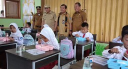 Louching makan siang bergizi di SDN Pamoyanan, Desa Cipicung, Kecamatan Jatigede, Kabupaten Sumedang. Selasa (10/9/2024). 