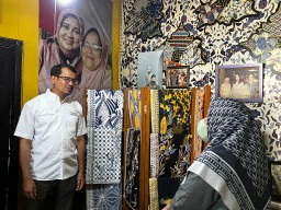 Calon Bupati Nomor Urut 1 Helmi Budiman Berbincang Dengan Salah Satu Pengrajin Batik Garutan. ( Jabar Memanggil/ Wildan) 