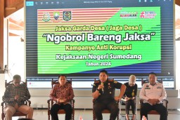 Kepala Kejaksaan Negeri Sumedang, Adi Purnama,  saat menyampaikan pemaparan kepada seluruh Kades se-kabupaten Sumedang. Kamis (14/11/2024). 

