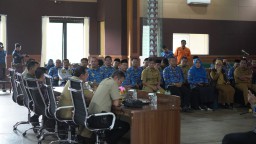 Rakor bersama forkopimda dan seluruh kepala perangkat daerah dan camat   di Aula Tampomas Setda Sumedang, Senin (18/11/2024). 

