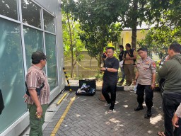 Tim Inafis Polres Sumedang saat melakukan olah TKP di area Fasum Apartement Pinewood Dusun Ciawi, Desa Cikeruh Kecamatan Jatinangor, Kabupaten Sumedang. Selasa (19/11/2024). 
