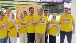 Tim pemenangan pasangan Cabup dan Cawabup Sumedang nomor urut 1 saat press compress di rumah pemenangan Cluster Islamic Kelurahan Kota Kulon Sumedang Selatan. Selasa (19/11/2024) 

