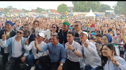 Sahabat Yoshua dan sahabat Bang Ara melaksanakan hajat rakyat  bersama ribuan masyarakat Congeang yang dilaksanakan di lapangan sepak bola Cengeang, Kabupaten Sumedang.  Jum'at (15/11/2024) 
