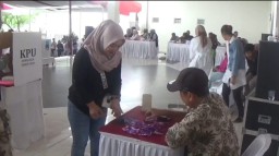 Simulasi pemungutan dan perhitungan suara yang dilaksanakan oleh KPU Sumedang di tps 13 kelurahan kota kaler, kabupaten sumedang. 
