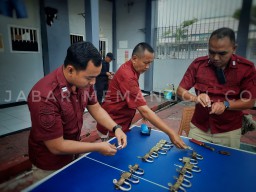 Kasubsi Keamanan Lapas Kelas II A Garut, Enan Solihin Bersama Petugas Melakukan Pengecekan dan Perawatan Rolling Kunci Gembok. ( Jabar Memanggil/ Wildan) 