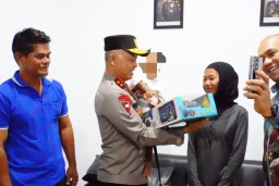 Kapolda Bangka Belitung Irjen Pol Hendro Pandowo  saat memberikan mainan kepada orang tua bayi di Kecamatan Bakam, Kabupaten Bangka, Bangka Belitung, pada Jumat (6/12/2024) 

