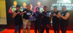 Rania Salsabila (kerudung hitam) saat meraih medali emas pada ajang Mixed Martial Arts (MMA)  DUEL XII Pencak Silat Bebas &amp; MMA Profesional Indonesia, yang dilaksanakan di Gor  Padjajaran Bandung. Minggu (1/12/2024). 

