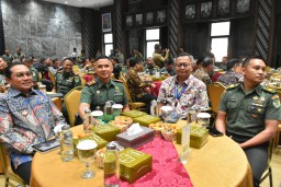Pj Bupati Sumedang Yudia Ramli bersama Dandim 0610 Sumedang Letkol Kav Christian Gordon Rambu, dan jajaran saat 
menghadiri Rapat Paripurna TMMD Ke-45 Tahun 2024 di Markas Besar Angkatan Darat (Mabesad) Jakarta, Kamis (5/12/2024).
