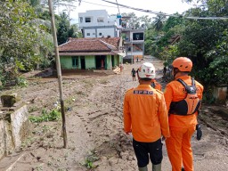 Tim Unit Siaga SAR Cianjur saat memantau kejadian banjir di Kabupaten  Cianjur khususnya di wilayah terdampak diakibatkan luapan sungai Cibuni, Kamis (5/12/2024). 
