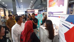 Sekda Jabar Herman Suryatman saat melihat stand Jatinangor City of Knowledge. Selasa (10/12/2024). 
