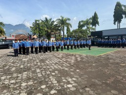Sejumlah Petugas Pemasyarakatan se Wilayah Garut Raya saat mengikuti kegiatan Upacara Bela Negara di Lapas Kelas II A Garut. Kamis (19/12/2024) 
