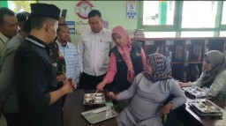Petugas Dari Berbagai Pihak Saat Mengecek Terhadap Salah Seorang penerima manfaat Makanan Bergizi Gratis di Pondok Pesantren Persis Tarogong. kamis (26/12/2024). 
