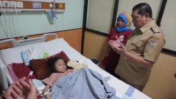 Pj Bupati Sumedang, Yudia Ramli saat menjenguk Devina (10) yang sedang dirawat di RSUD  Umar Wirahadikusumah. Selasa (31/12/2024). 
