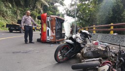Anggota satlantas Polres Sumedang  saat olah TKP kecelakaan angkutan umum yang menabrak dua sepeda motor di jalan Raya Cadas Pangeran. Kamis (5/12/2024). 

