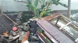 Tangkapan layar, Roboh  tembok penahan tanah (TPT) di Dusun Cipacing Desa Mekarbakti, Kecamatan Pamulihan, Kabupaten Sumedang, Minggu (1/12/2024)
