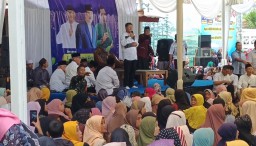 Cawagub terpilih, Erwan Setiawan saat menyapa dihadapan ribuan masyarakat, pada Tabligh Akbar Syukuran di Ciluluk,Kecamatan Tanjungsari,Kabupaten Sumedang(1/12/2024). 
