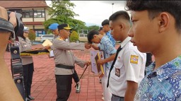 Kapolres Sumedang AKBP Joko Dwi Harsono saat memberikan penghargaan kepada para siswa di halaman Mapolres Sumedang. Jum'at (6/12/2024). 

