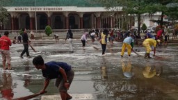 Pembersihan Alun-alun Sumedang pasca digunakan untuk Bazar UMKM selama 3 Minggu. Rabu (9/1/2025) 
