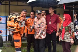 Anggota BPBD Sumedang saat memperagakan salah satu alat di hadapan Pj. Bupati Sumedang Yudia Ramli, dan Sekda Sumedang, Tuti Ruswati. Di kantor BPBD Sumedang. Kamis (9/1/2025).

