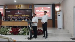 Dony Ahmad Munir bersama Fajar Aldila saat menyampaikan ucapan terimakasih kepada KPU Sumedang sebagai Bupati dan Wabup terpilih periode 2024-2029. Kamis (9/1/2025). 

