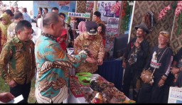 Dirjen Bina Pemerintahan Desa Kemendagri La Ode Ahmad P Bolombo, didampingi Pj Bupati Sumedang Yudia Ramli saat meninjau saung expo. Selasa (14/1/2025). 
