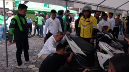 Ketua Baznas Sumedang, Ayi Subhan Hafas saat mengganti oli kepada salah satu motor ojek online. Jum'at 17/1/2025