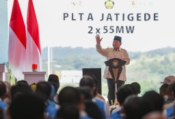 Presiden Republik Indonesia, Prabowo Subianto, saat meresmikan PLTA Jatigede.  Senin (20/1/2025) 
