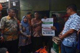 Pj Bupati Sumedang, Yudia Ramli  di Dampingi Sekda Sumedang Tuti Ruswati saat memberikan bantuan kepada warga  Lingkungan Tenjonagara, Kelurahan Cipameungpeuk, Kecamatan Sumedang Selatan, Kabupaten Sumedang. Kamis (30/1/2025) 
