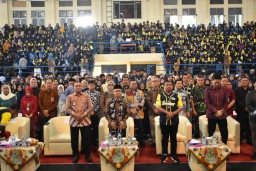 Wakil Menteri (Wamen) Pendidikan Dasar dan Menengah (Dikdasmen) RI Atip Latipulhayat, di dampingi Pj Bupati Sumedang Yudia Ramli dan Bupati terpilih Sumedang Dony Ahmad Munir saat menghadiri Gebyar Guru Hebring Kabupaten Sumedang Tahun 2025 di GOR Tadjima