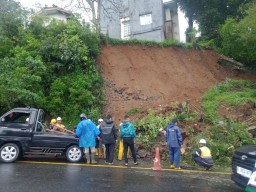 Longsor dari tebing setinggi tujuh meter, menutupi sebagian jalan raya di Kampung Jeprak, RT06/RW03, Desa Ciloto, Kecamatan Cipanas, Kabupaten Cianjur. Kamis (30/1/2025) 
