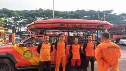 Sejumlah personil SAR  Bandung saat akan berangkat menuju ke waduk saguling, pencarian anak tengelam. Jum'at (31/1/2025). 
