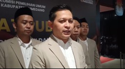 Ketua KPU Sumedang, Ogi Ahmad Fauzi saat diwawancarai awak media. 