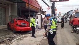 Unit laka lantas Polres Sumedang saat olah TKP kecalakaan mobil sedan  di depan halaman  kantor BRI Desa Cikeruh, Kecamatan Jatinangor, Kabupaten Sumedang, Jawa Barat, pada Senin (27/1/2025). 
