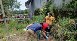 Tim inafis Polres Sukabumi Kota saat melakukan olah TKP di kampung sayangkaak RT 04/01 Desa Cikahuripan, Kecamatan Kadudampit, Kabupaten Sukabumi. Sabtu (22/2/2025) 
