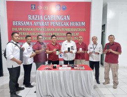 Kabid Pengamanan, Perawatan dan Kepatuhan Internal Kanwil Ditjen Pas Jabar, Sukarno Ali Bersama Kalapas Kelas II A Garut dan Jajaran Saat Memperlihatkan Sejumlah Barang Milik Warga Binaan