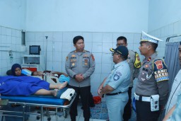 Kapolres Sukabumi, AKBP Samian saat mengunjungi para korban kecelakaan lalu lintas tragis yang terjadi antara truk Fuso dan kendaraan Isuzu Panther di RSUD Palabuhanratu pada Sabtu (08/02/2025) malam. 

