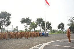 Sekda Sumedang, Tuti Ruswati saat apel pagi sekaligus Penandatanganan Kinerja Tahun 2025 lingkup Setda, Senin (10/2/2025).
