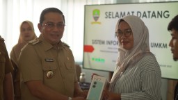 Pj Bupati Sumedang Yudia Ramli memberikan bantuan smartphone kepada pelaku UMKM  yang dilaksanakan di Aula Balai Latihan Kerja (BLK) Sumedang, Senin (10/2/2025).
