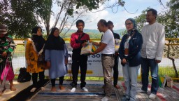 Ketua PWI Sumedang, Ade Hadeli saat saat memberikan bansos. Desa Pajagan Kecamatan Cisitu, Kabupaten Sumedang digelar di Objek Wisata Tanjung Duriat. Jumat 14 /2/2025. 
