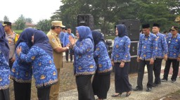 Pj Bupati sumedang, Yudia Ramli saat bersalaman dengan Pegawai ASN di halaman pusat pemerintahan sumedang. Senin (17/2/2025). 
