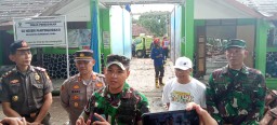 Dandim 0610 Sumedang Letnan Kolonel Kavaleri Christian Gordon Rambu, usai meninjuan SDN Panyingkiran II yang  ambruk. Selasa (17/2/2025) 
