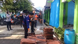 6 Ruagan SD Negeri Panyingkiran II, Panyingkiran,Situ, Kecamatan Sumedng Utara, Kabupaten Sumedang yang ambruk akibat cuaca buruk  dilakukan pembongkara oleh tim gabungan TNI/polri, Satpol PP, BPBD dan PMI. Selasa (18/2/2025) 
