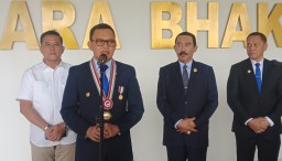 Menteri Pelindungan Pekerja Migran Indonesia/Kepala BP2MI, Abdul Kadir Karding (berkacamata) bersama  Rektor IPDN Hadi Prabowo. Di Kampus IPDN Jatinangor, Sumedang. Rabu (26/2/2025) 

