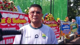 Wagub Jabar terpilih Erwan setiawan, saat di wawancara. Di lapangan sepak bola mini soccer Cikandung, Cimalaka, Sumedang.Kamis (13/2/2025) 
