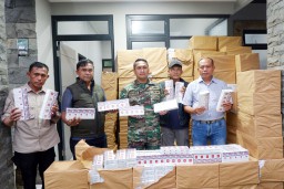 penyitaan sebanyak 24.400 bungkus rokok ilegal dari sebuah gudang, di Desa Selajambe, Kecamatan Sukaluyu, Kabupaten Cianjur, Jum'at (28/2/2025).