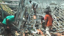Warga membersihkan puing-puing atap masjid yang roboh di Kampung Cibatu, RT 03 RW 01 Desa Cibatu, Kecamatan Cikembar, Kabupaten Sukabumi ambruk pada Rabu (5/3/ 2025) 
